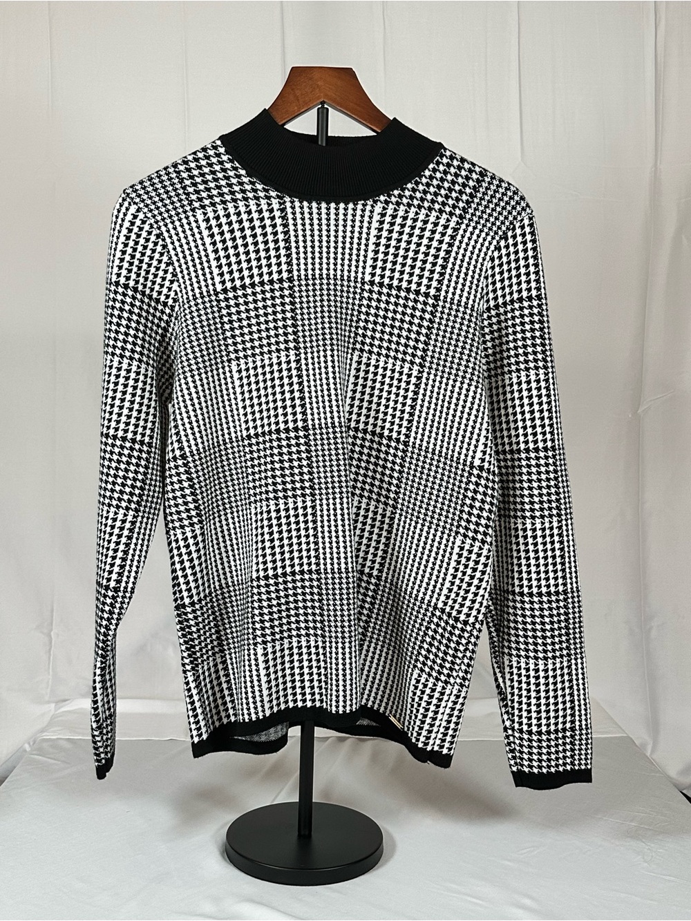 T Tahari Black & White Houndstooth Turtleneck Sweater